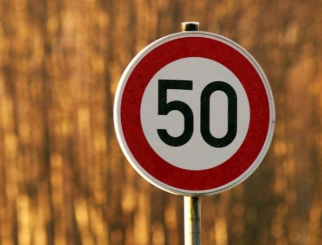 З 1 січня швидкість авто у населених пунктах знижують до 50 км/год