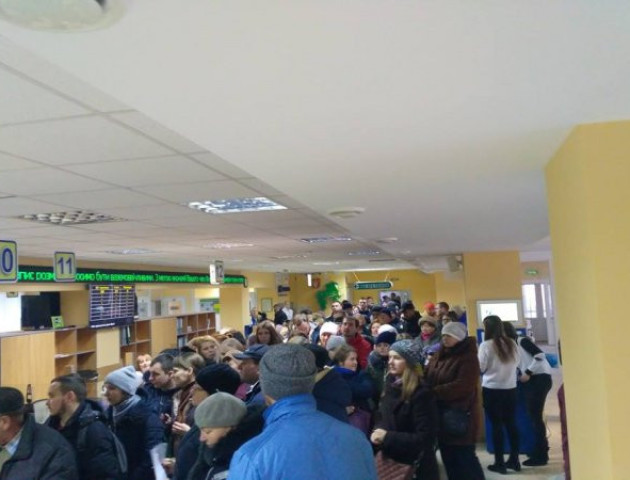 Натовп людей та галас: у луцькому ЦНАПі довжелезні черги за паспортами. ВІДЕО
