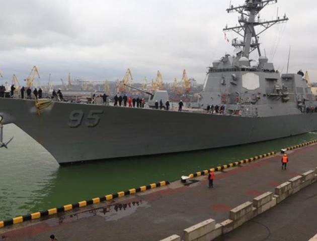 У порт Одеси з затримкою зайшов есмінець США