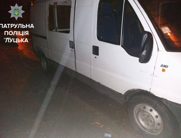 У Луцьку нетверезий чоловік проник в чуже авто і вдавав, що спить