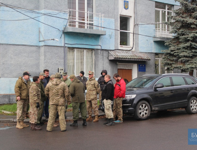 На Волині активісти під відділом поліції вимагали повернути «конфісковане» авто
