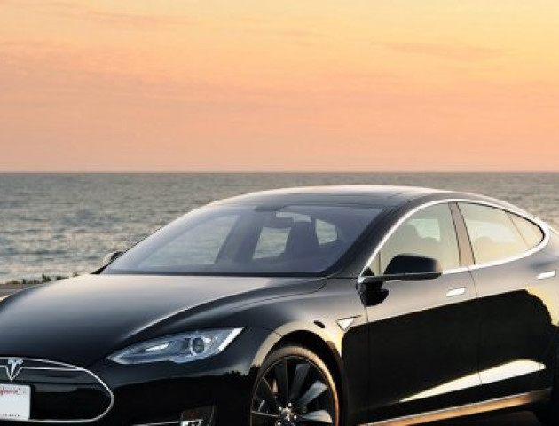 Автомобіль Tesla пристосували для майнінгу криптовалюти