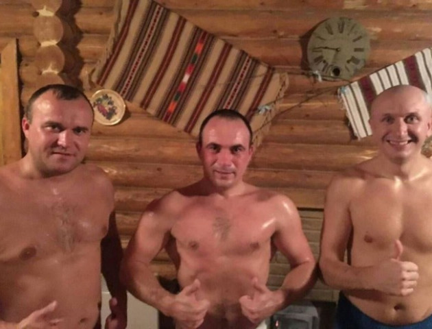 Луцькі депутати посвітили торсами у лазні