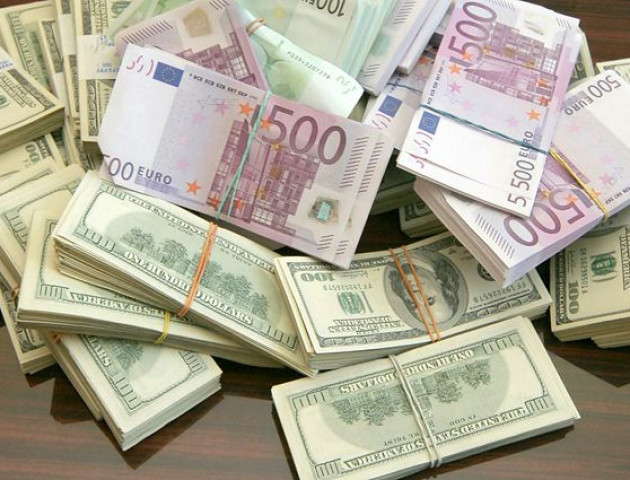 Українці почали купувати валюти більше, ніж продавати