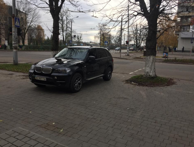 У Луцьку автівка припаркувалась на тротуарі перед «зеброю»