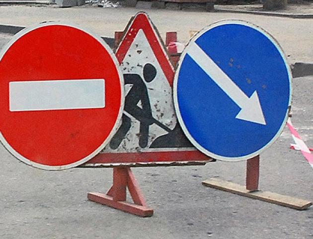 На одній із вулиць Луцька заблокували рух транспорту