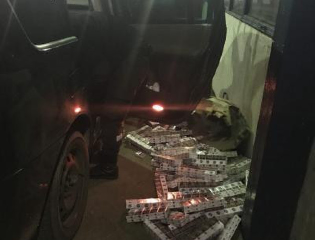 На Волинському кордоні затримали авто з контрабандними цигарками. ВІДЕО
