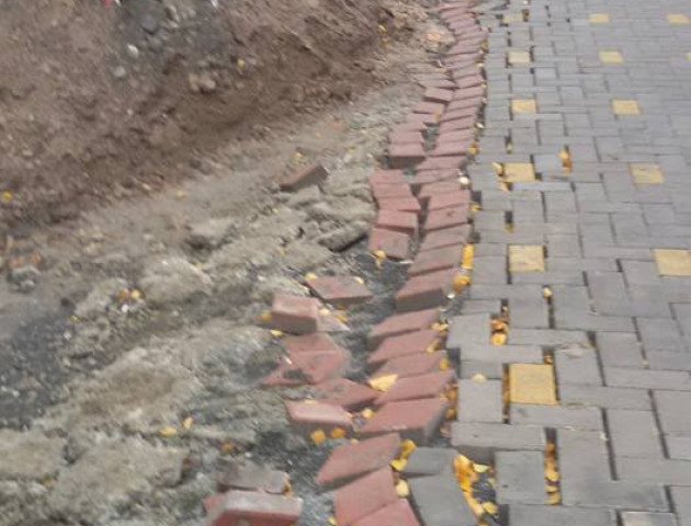 Бруківка вмить була знята через трубу до нового будинку на Волі біля філармонії