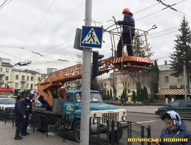 На центральній вулиці Луцька вантажівка збила світлофор. ФОТО