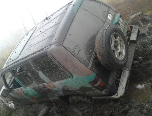 На Волині у болоті загруз джип браконьєрів, які втікали від лісової охорони. ФОТО