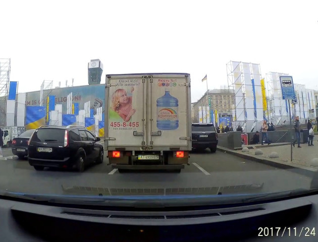 У Києві жінка з дитиною у візочку перебігла через 8 смуг проїжджої частини. ВІДЕО