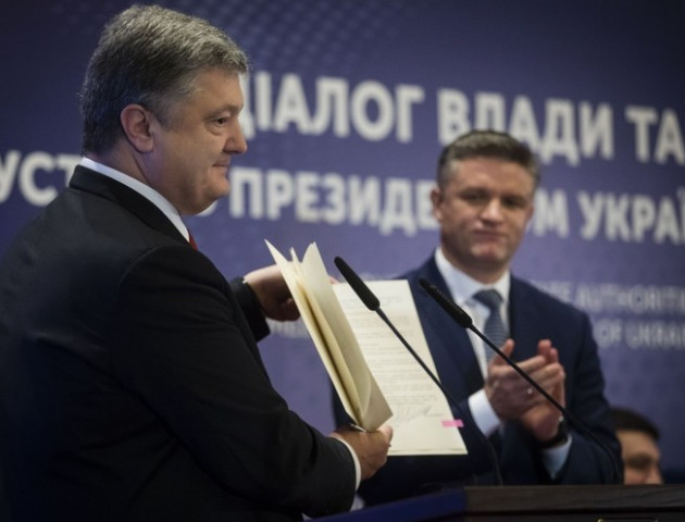 Президент підписав закон «про заборону «маски-шоу»