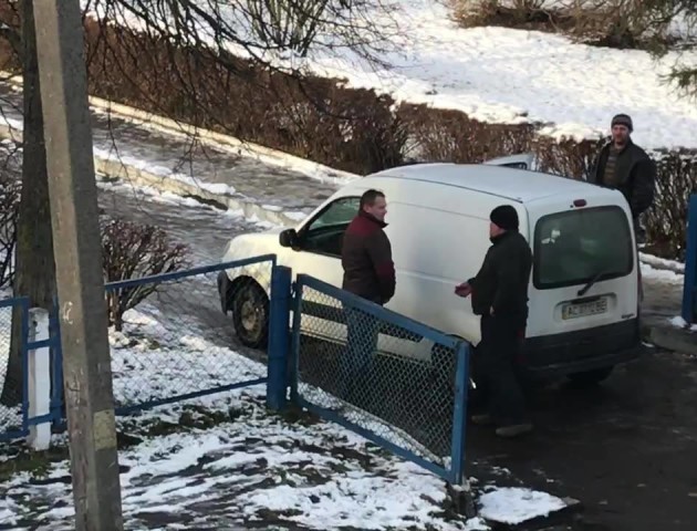 На території луцької школи нетверезий чоловік намагався сходити в туалет. ВІДЕО