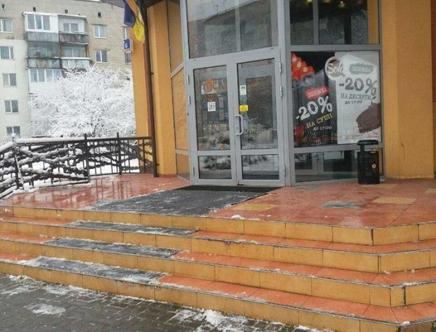 Недобросовісних бізнесменів у Луцьку змусили розчистити сніг біля власних закладів