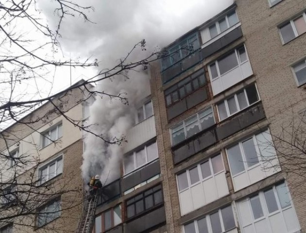 Понад 2 години рятувальникам не вдається погасити пожежу в луцькій квартирі. ВІДЕО