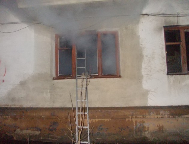 Подробиці нічної пожежі у Луцьку: згорів притон безхатьків та п’яниць. ФОТО