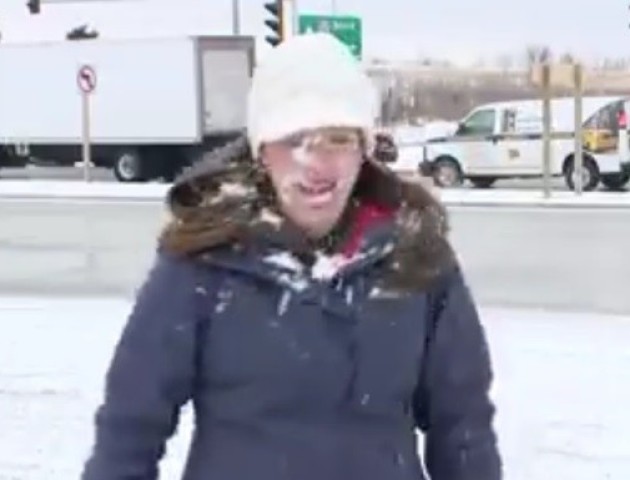Ведучій перед самим ефіром кинули сніжку в обличчя. Відео