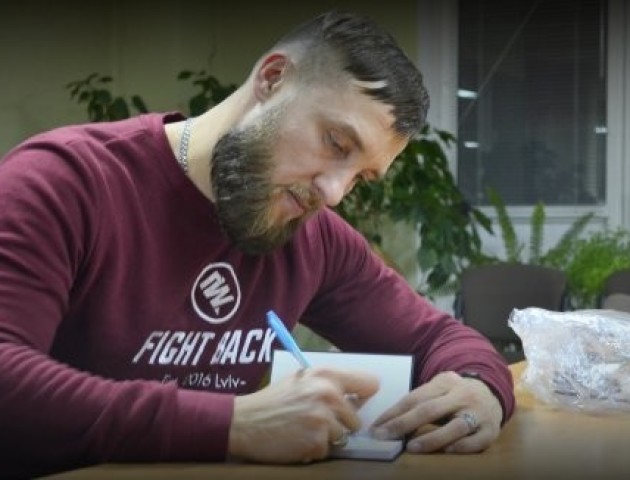 Львівський поет Юрій Руф презентував лучанам поетичну збірку «Вектор протидії»