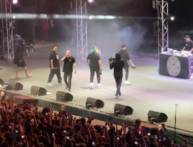 Під час концерту Oxxxymiron американський репер пов'язав на голову український прапор: відео