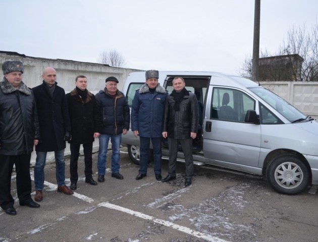 Волинським рятувальникам подарували новий автомобіль