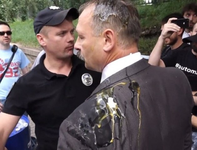 Трьом автомайданівцям оголосили підозру у побитті нардепа яйцями