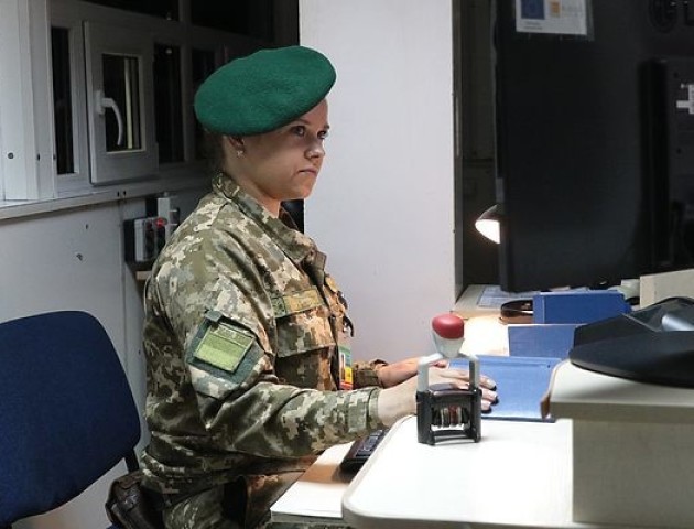 З січня черги на кордонах можуть значно збільшитись: перевірятимуть відбитки пальців
