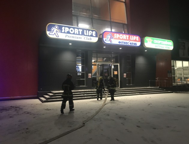 До луцького спорткомплексу приїхали пожежники та евакуювали людей. ФОТО