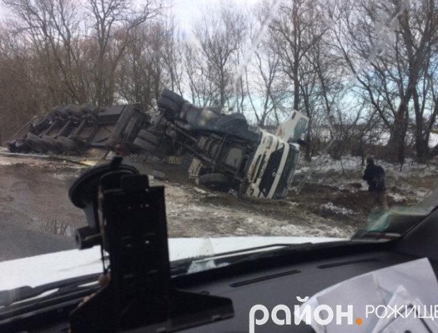 На Волині фура перекинулася вверх колесами. ФОТО