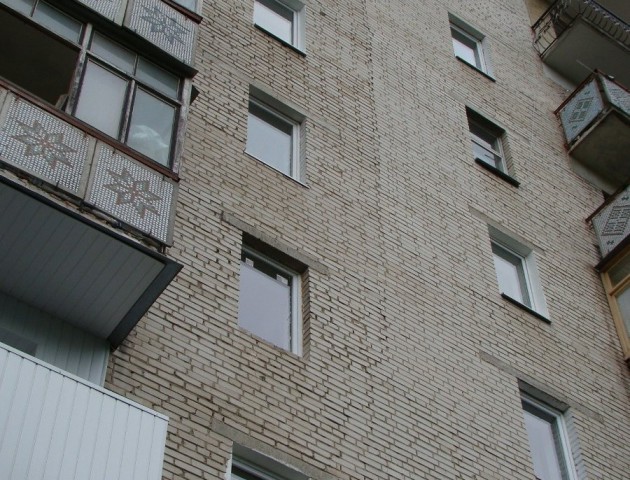 У Луцьку з даху дев’ятиповерхівки впав чоловік