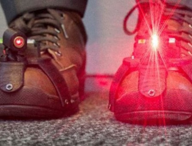 Для людей з хворобою Паркінсона створили унікальне лазерне взуття