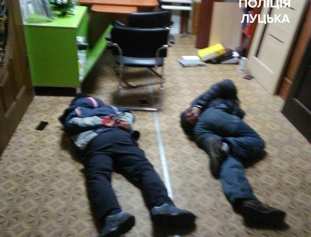 У луцьку спіймали крадіїв, які з ножем вдерлись у магазин