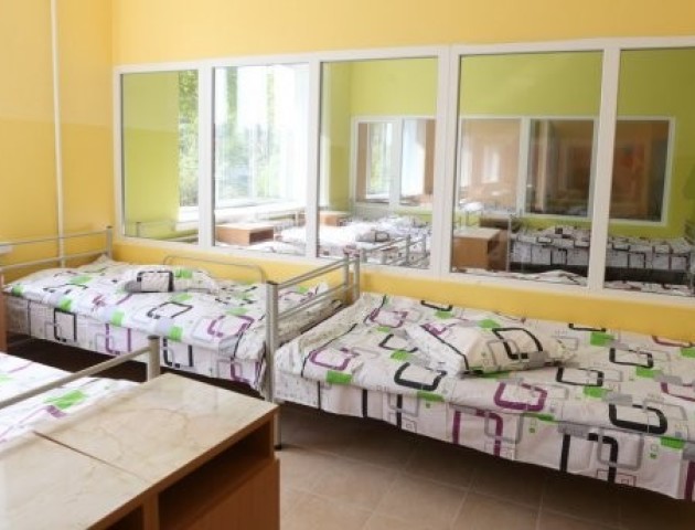 Подружжя власників готелю з Німеччини подарувало меблі українським лікарням