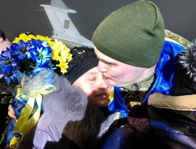 Як зустрічали звільненого з полону волинянина Артема Віндюка. ФОТО