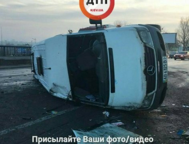 У Києві в результаті ДТП перекинулася маршрутка: п'ятеро постраждалих