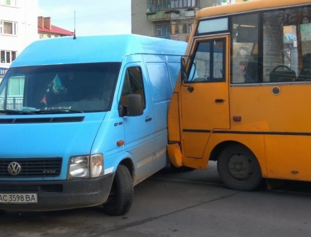 ДТП у Луцьку:  маршрутка в'їхала у мікроавтобус. ФОТО