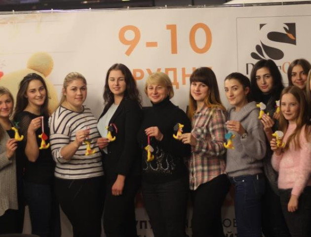 Лучани шили іграшки для благодійного ярмарку