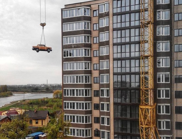 Відомо, для чого піднімали авто біля луцької новобудови