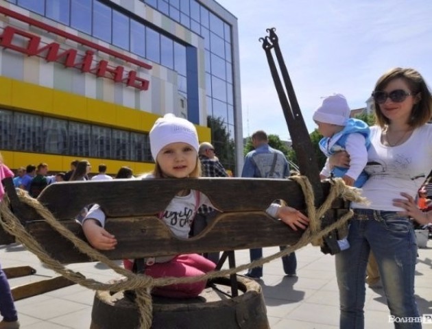 Розвагами з нотками Середьовіччя у Луцьку відкрили нове "Сільпо"