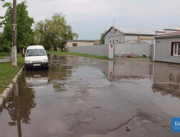 "Венеція" по-нововолинськи: злива перетворила вулицю міста на суцільні потоки води