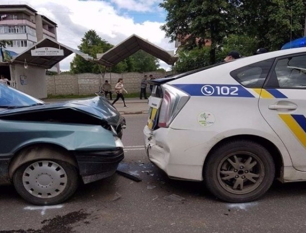 У Луцьку в поліцейську машину в'їхав легковик