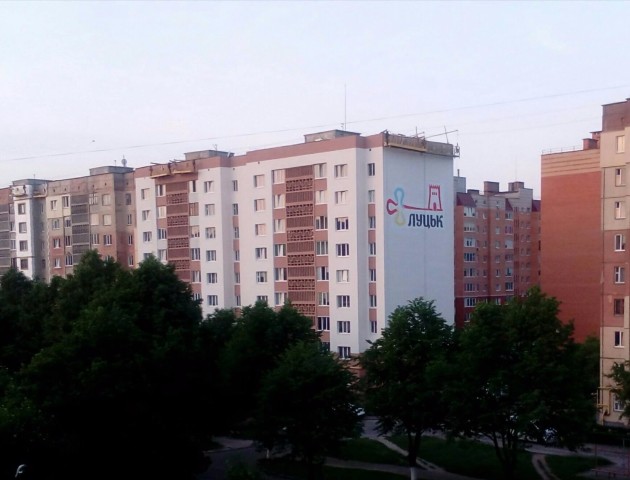 У Луцьку стіну багатоповерхівки прикрасили величезним лого міста