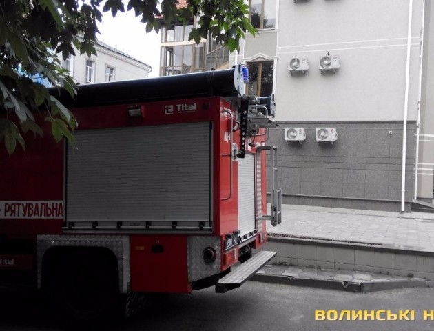 У центрі Луцька горить бізнес-центр