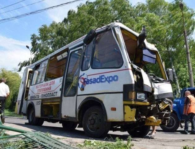 Водій маршрутки, що потрапила у ДТП на Гнідавській, - у реанімації