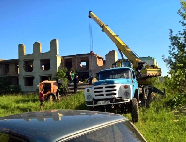 На Волині на прохання священика, але без документів  розбирали недобудову