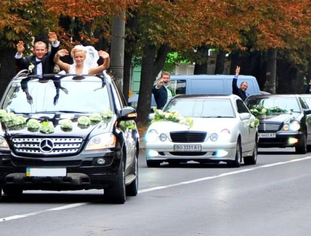 У Луцьку весільний кортеж супроводжували автівки «автоматами». Відео