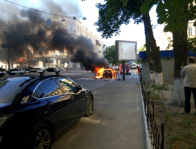 У  Луцьку вибухнула і згоріла машина