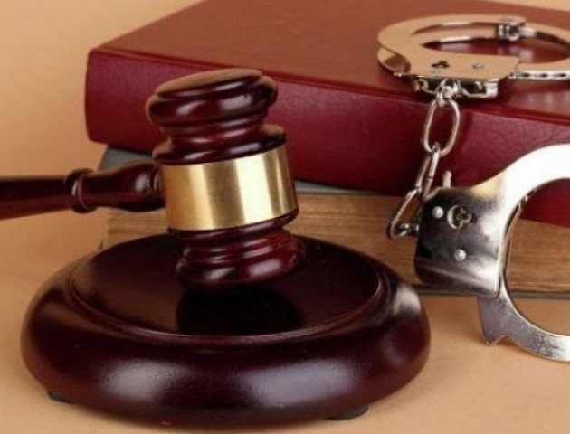 У центрі Луцька підлітки затримали чоловіка, який мастурбував при дітях
