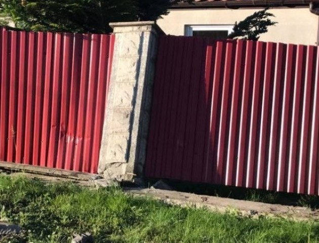 На Волині  авто знесло паркан