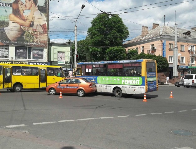 У центрі Луцька зіткнулися дві маршрутки та легкове авто