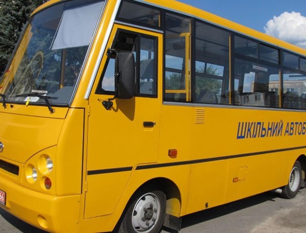 На Волині через неуважність водія шкільний автобус  ледь не в'їхав у потяг